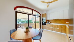 Neuwertige Doppelhaushälfte in bester Lage von Roses